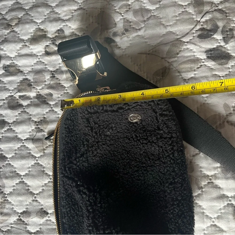 Lululemon Black Sherpa Belt Bag with Gold Zipper - Picture 7 of 7